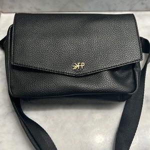 Freshly picked “Classic park” black fanny pack.